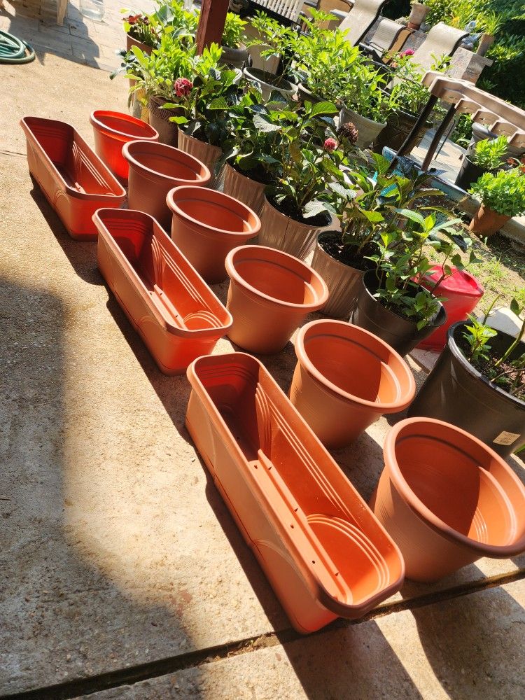 New Plastic Plant Pots/Planters
