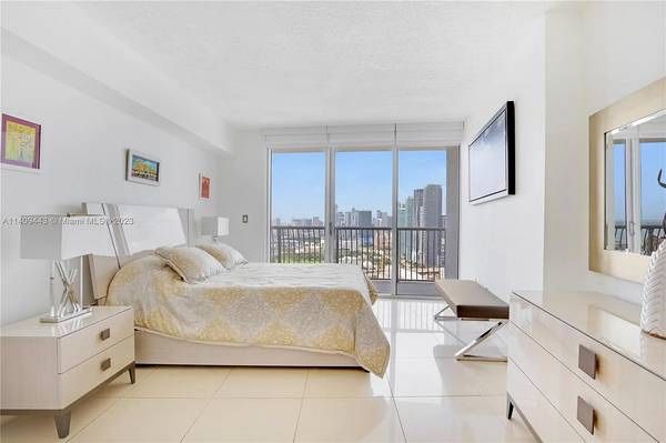 Modern Queen Bed Frame – Sleek, Sturdy, and Like New!