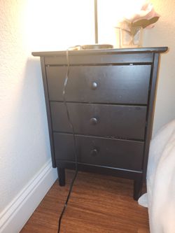2 black night stand with lamps