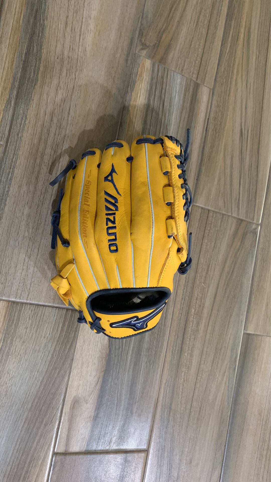 Mizuno MVP Prime SE Special Edition 11.75 inch Baseball Glove