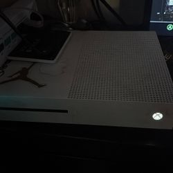 Xbox One Series S, controller, 4 game-disc, and 2tb storage.