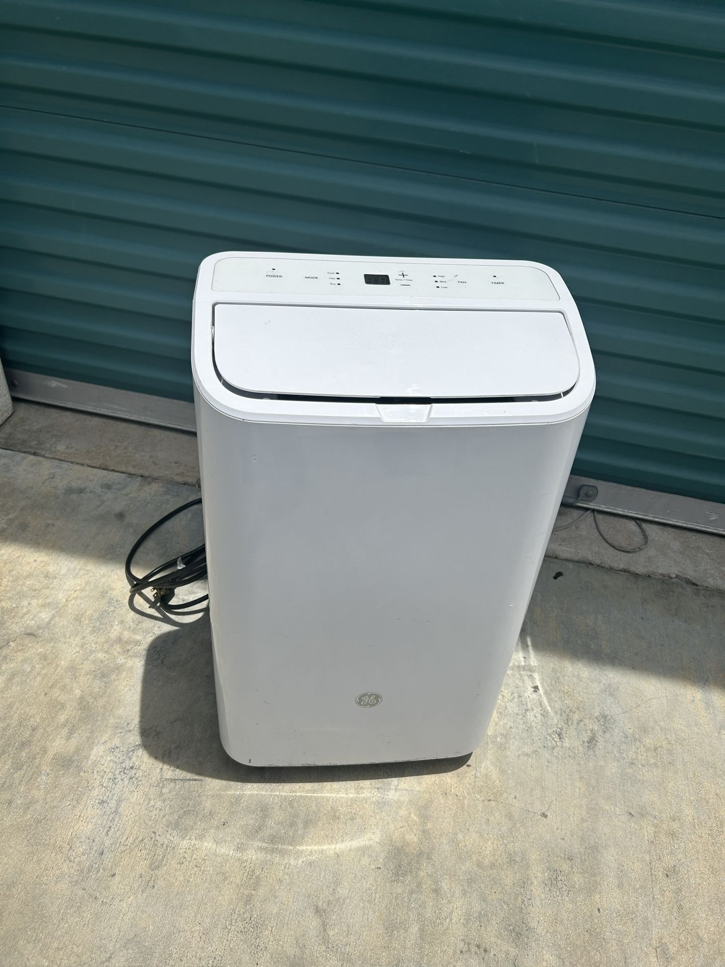 Portable AC unit for one room 8500 BTU no attachments but can find universal ones