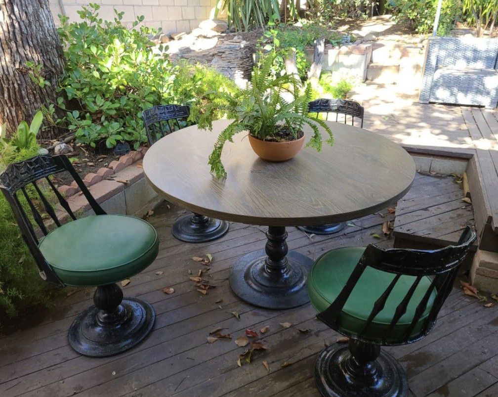 Wrought Iron Indoor or outdoor dining set (Table and 4 Chairs)