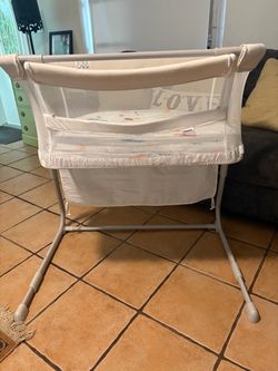 Bassinet with several sheets and two mattress covers