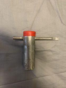 General Motors hubcap key