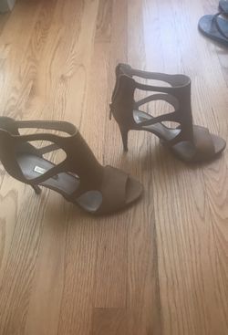 Women’s Nude color heels Size 9