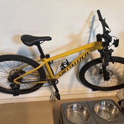 Specialized Rockhopper 2023 mountain bike in excellent condition.