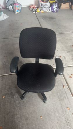 Black computer rolling chair