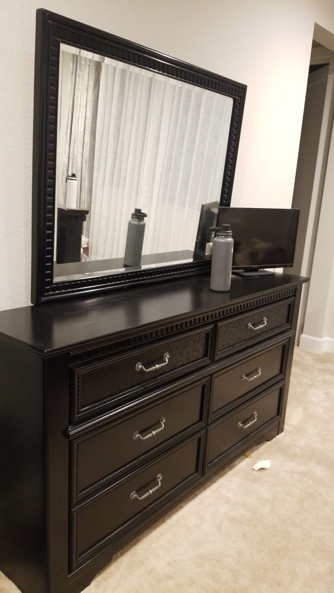 6 drawer dresser with mirror with inlay design on 1st row drawers. (read the description!)