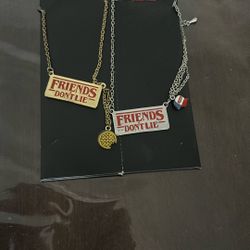 Stranger Things necklaces gold and silver 
