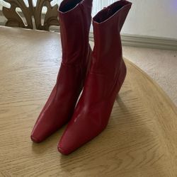 Woman’s boots never been worn New size 8 1/2