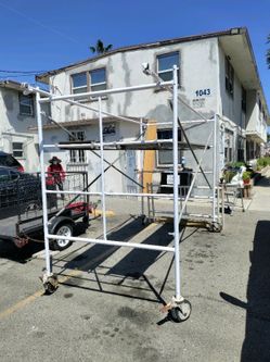 Scaffold with platform