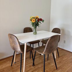 TABLE WITH 4 CHAIRS