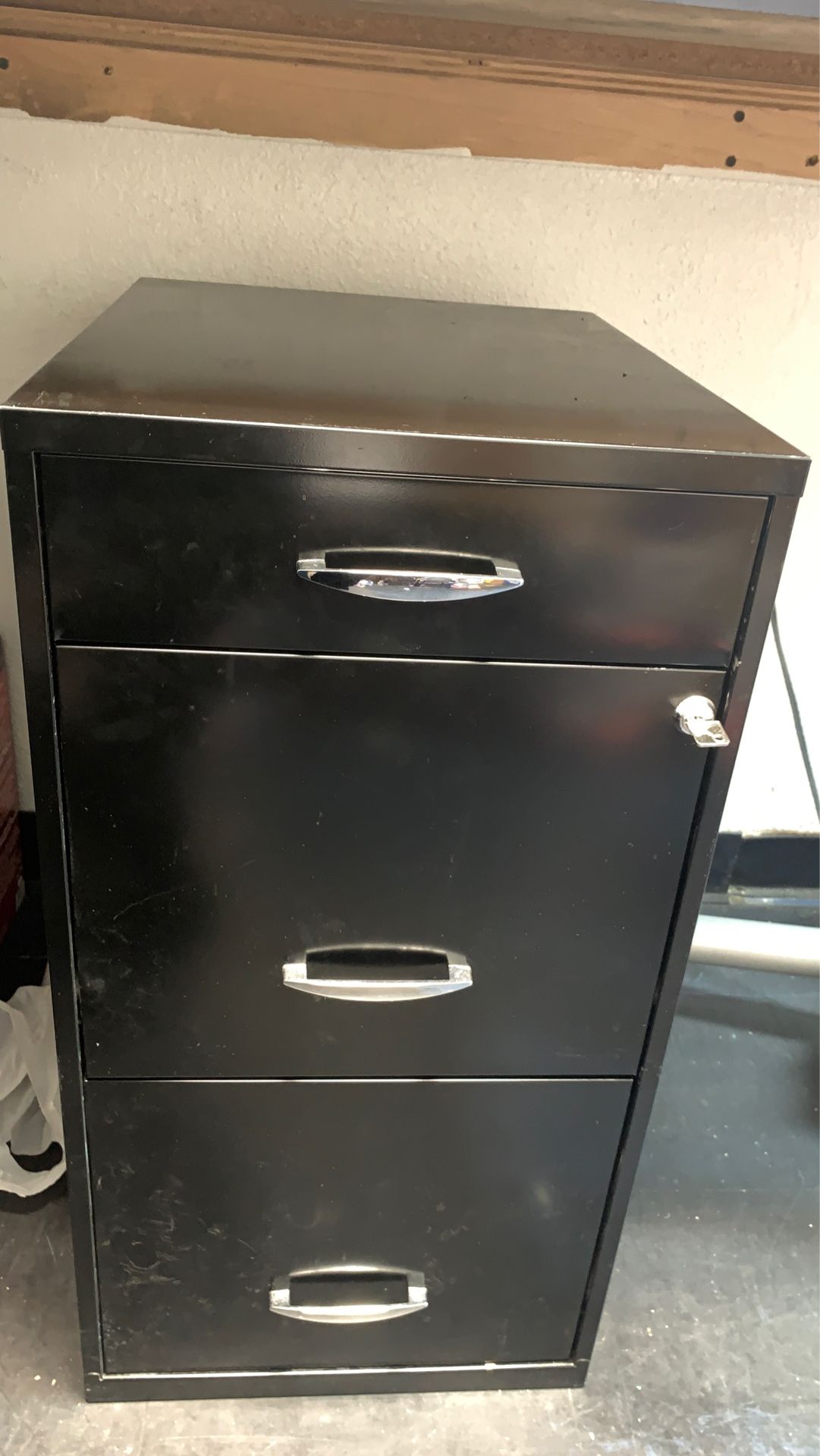 File cabinet (with key)