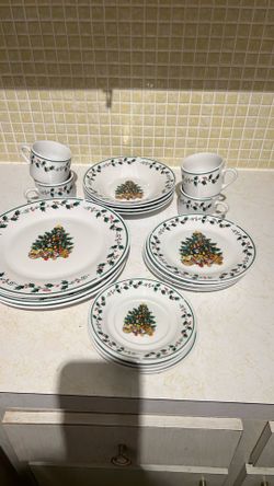 Set of 20 Christmas dinner plates and caps