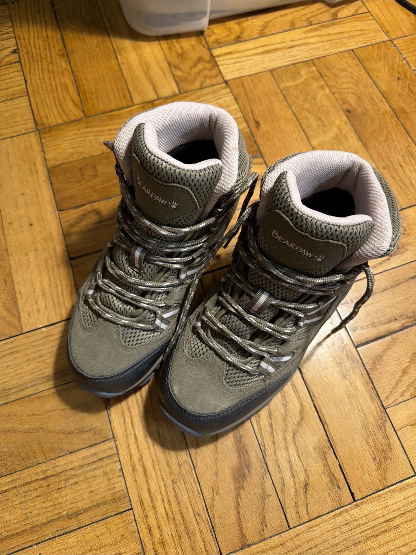 Selling bearpaw boots women size 6 no box excellent condition