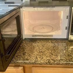 “Black & Decker” Small Microwave 