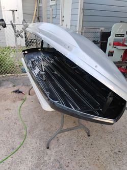 Roof cargo box