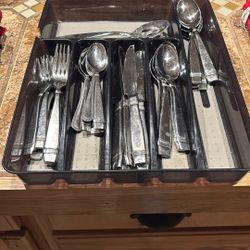 42 Pc Cutlery Set/ Plus 4 Steak Knifes/ Kitchen Aid Can Opener