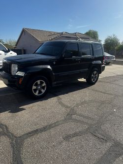 JEEP LIBERTY 2008 4X4 TITULO LIMPIO OCUPA TRANSMISIÓN