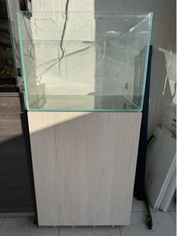 Fish tank aquarium 30 gallons rimless with stand/cabinet