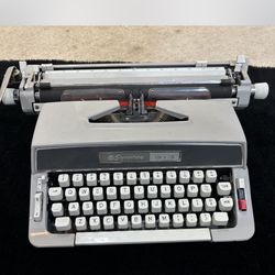 Vintage Signature 513 Typewriter – Fully Functional, Great Condition