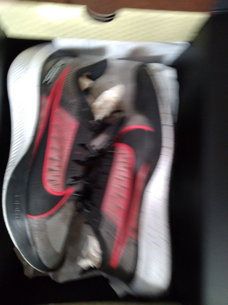 Nike Zoom Gravitu Size 12