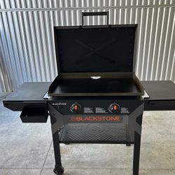 28 Blackstone with full hood. Great Condition. Silicone mat & grill cover included.