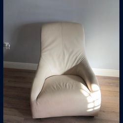 Beautiful Elegant Arm Chair