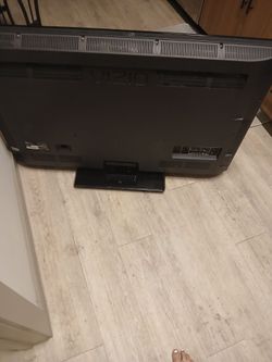 Used 50 inch vizio tv with power cord and roku stick and roku remote