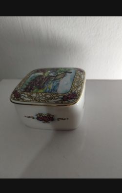 1993 R. LEWIS - HERITAGE HOUSE INC , PORCELAIN MUSIC BOX 4"