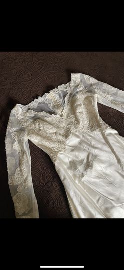 Beautiful Timeless Ivory Wedding Dress