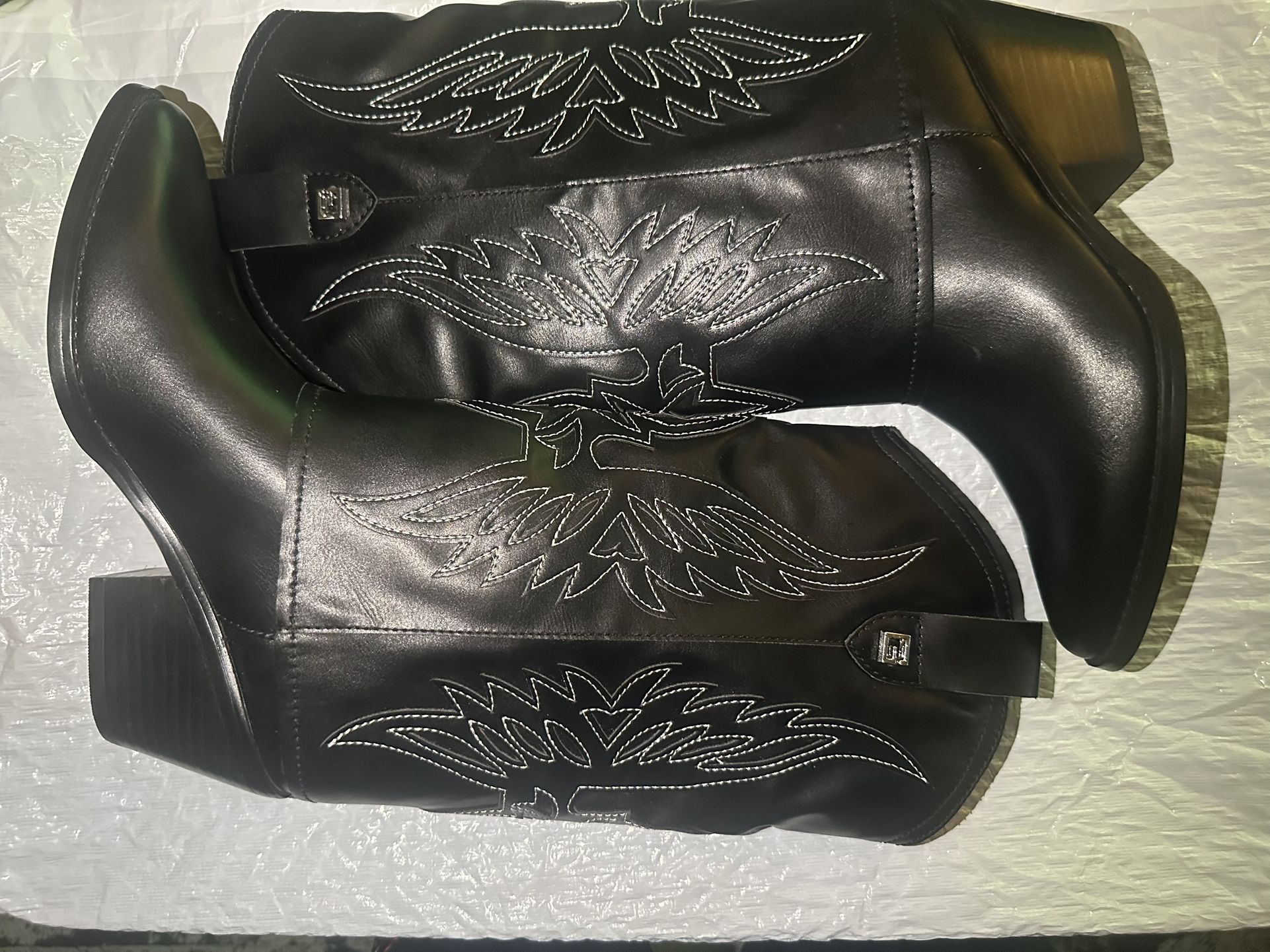 GUESS Women's Raegan Fold Over Silhouette Block Heel Western Boots