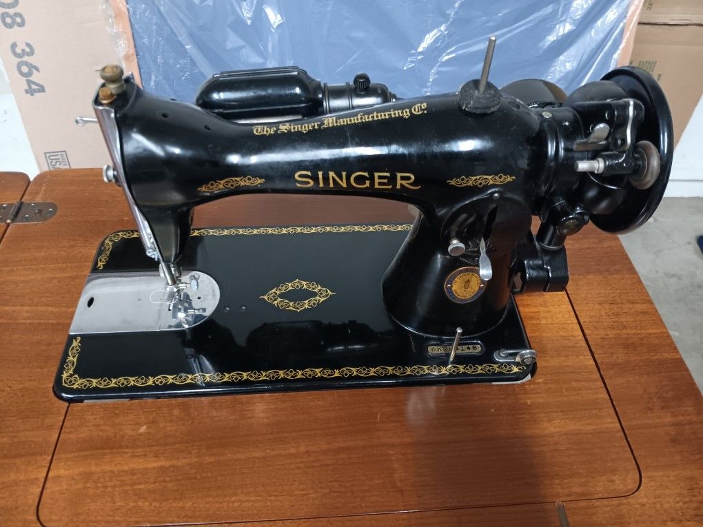 Singer sewing machine + table antique 1951