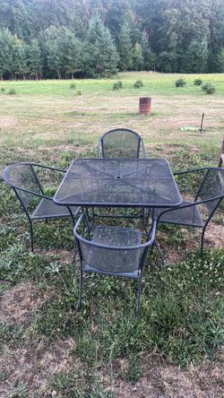 Metal Table and (4) Chairs