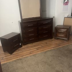 Simmon’s walnut 8Drawers Dresser with mirror & 2 night stands & 