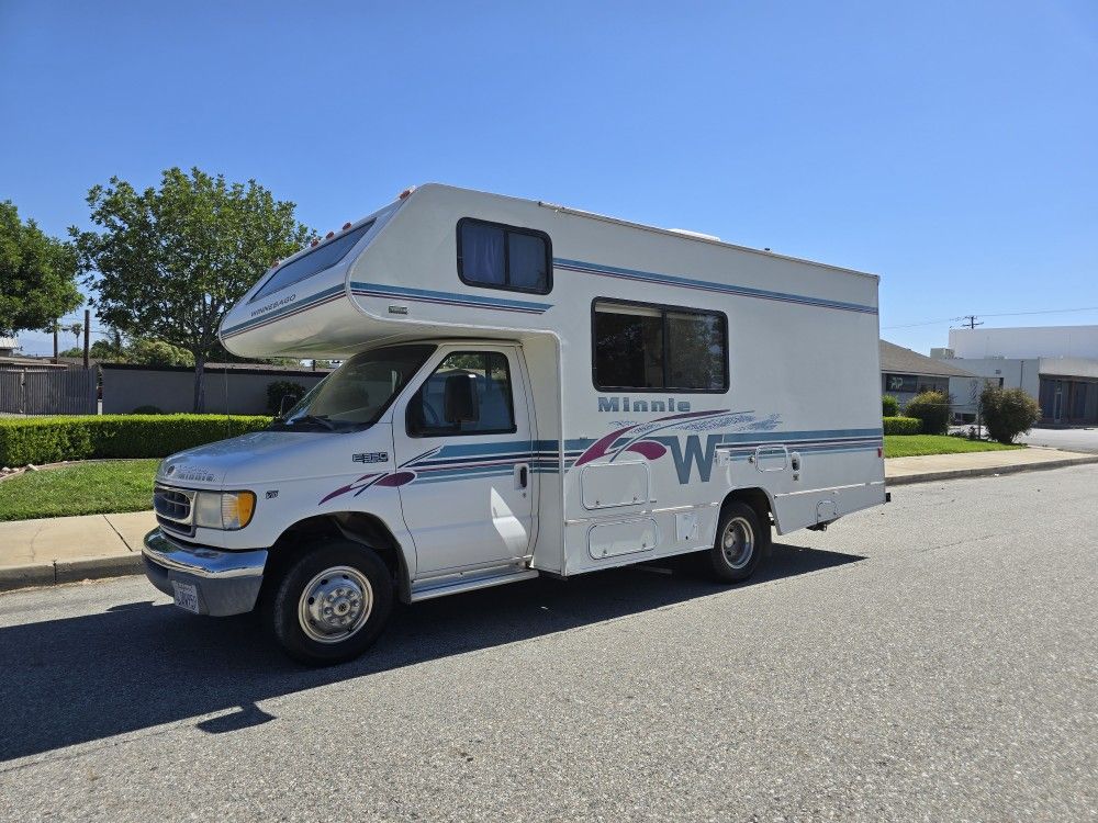 2000 Minnie Winnie 22SE RV