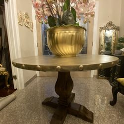 Very  Gorges  Daning Table 