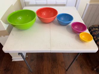 Cheerful set of nested mixing bowls