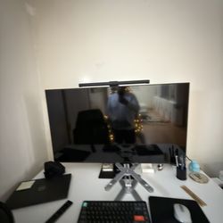 Samsung AM702 Series 43” Smart Monitor – 4K UHD – USB-C – Great Condition!