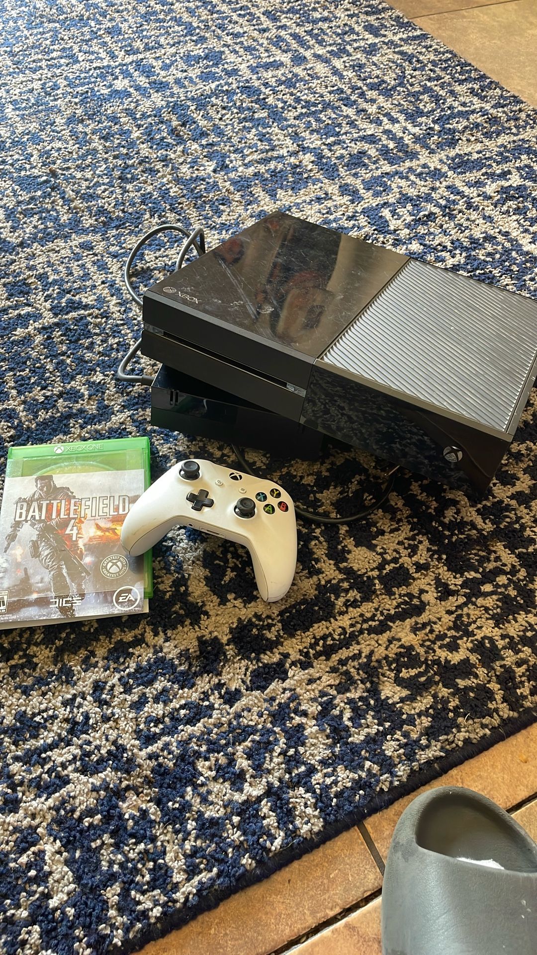 Xbox One With Controller And Battlefield 4