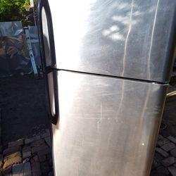 Fridgidaire Refrigerator Silver