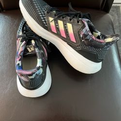 Adidas Woman’s Bounce Size 71/2 Like New