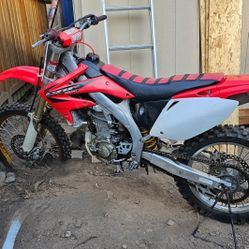 2005 HONDA DIRT BIKE WITH LOW HOURS 