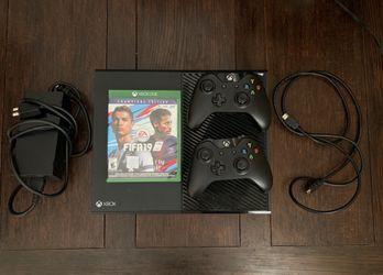 Xbox One + 2 Controllers + FIFA19