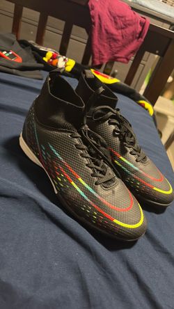 Indoor soccer cleats