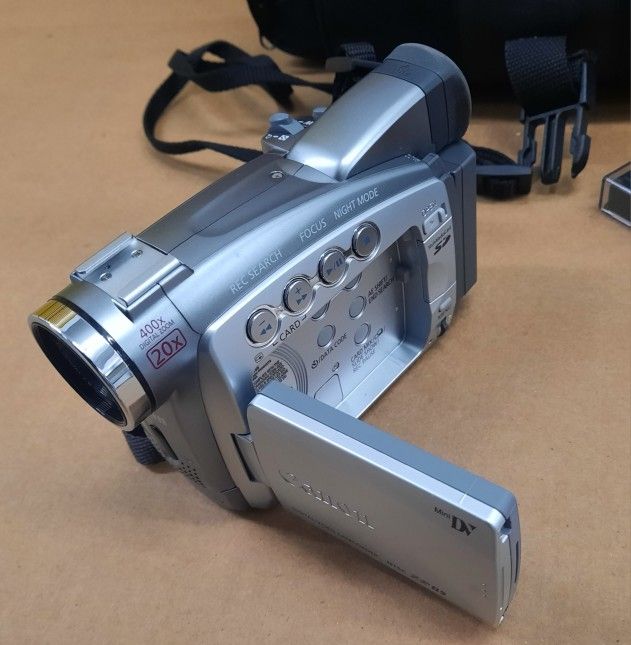 CANON ZR85 miniDV DIGITAL TAPE VIDEO CAMCORDER RIG WITH CASE