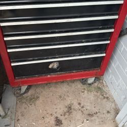 Caja de herramientas grande y todos los compartimentos están llenos de herramienta 