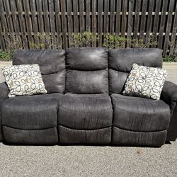 Beautiful Gray Lazy-E-Boy Recliner Couch! ***Free Delivery***