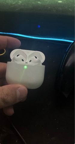 AirPod 4s w noise cancellation